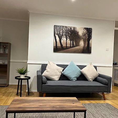 Lovely 2 Bedroom Apartment With Parking Space Londra Esterno foto