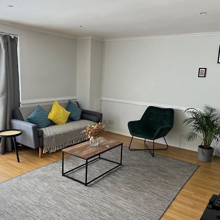 Lovely 2 Bedroom Apartment With Parking Space Londra Esterno foto