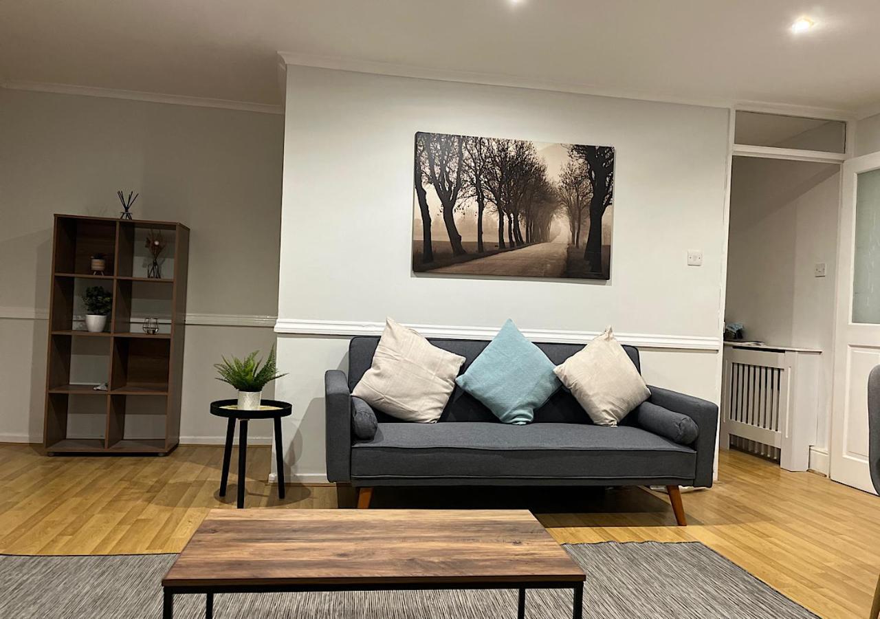 Lovely 2 Bedroom Apartment With Parking Space Londra Esterno foto