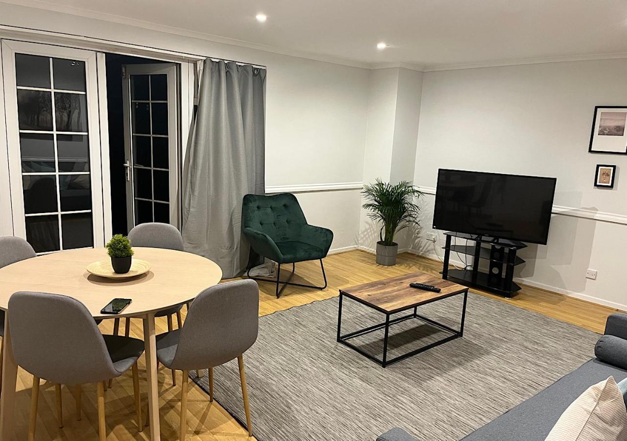 Lovely 2 Bedroom Apartment With Parking Space Londra Esterno foto