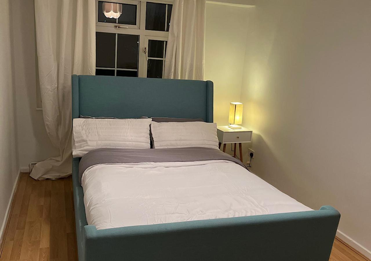 Lovely 2 Bedroom Apartment With Parking Space Londra Esterno foto