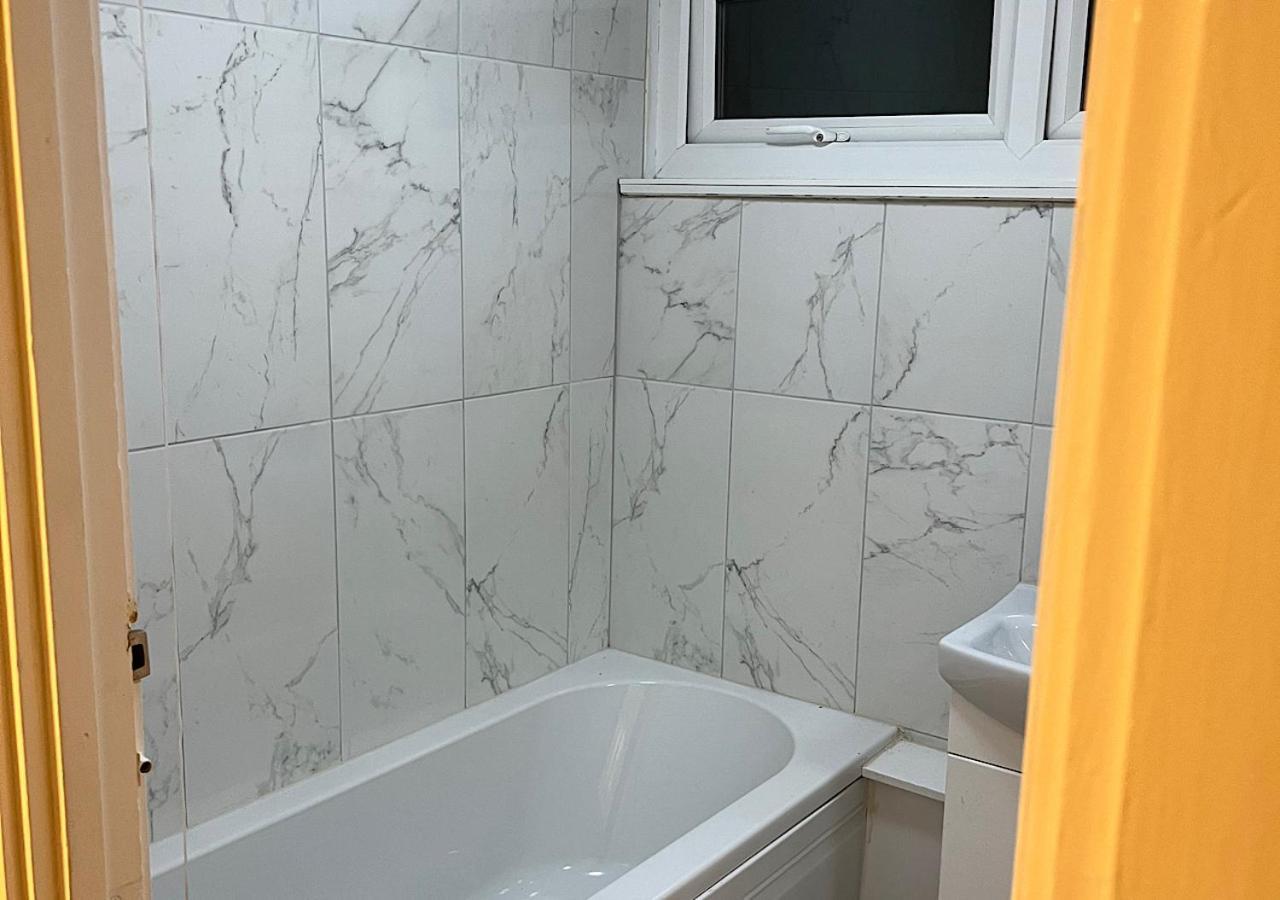 Lovely 2 Bedroom Apartment With Parking Space Londra Esterno foto