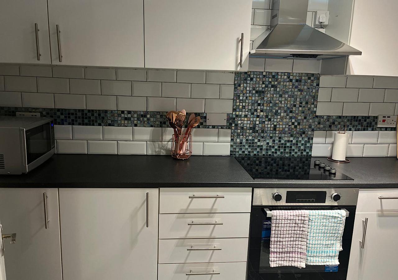 Lovely 2 Bedroom Apartment With Parking Space Londra Esterno foto