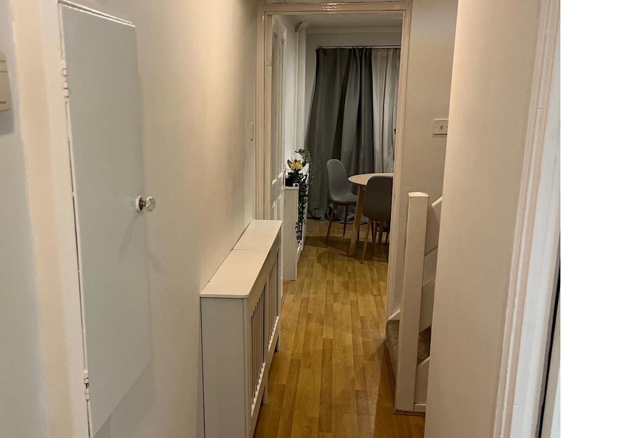 Lovely 2 Bedroom Apartment With Parking Space Londra Esterno foto