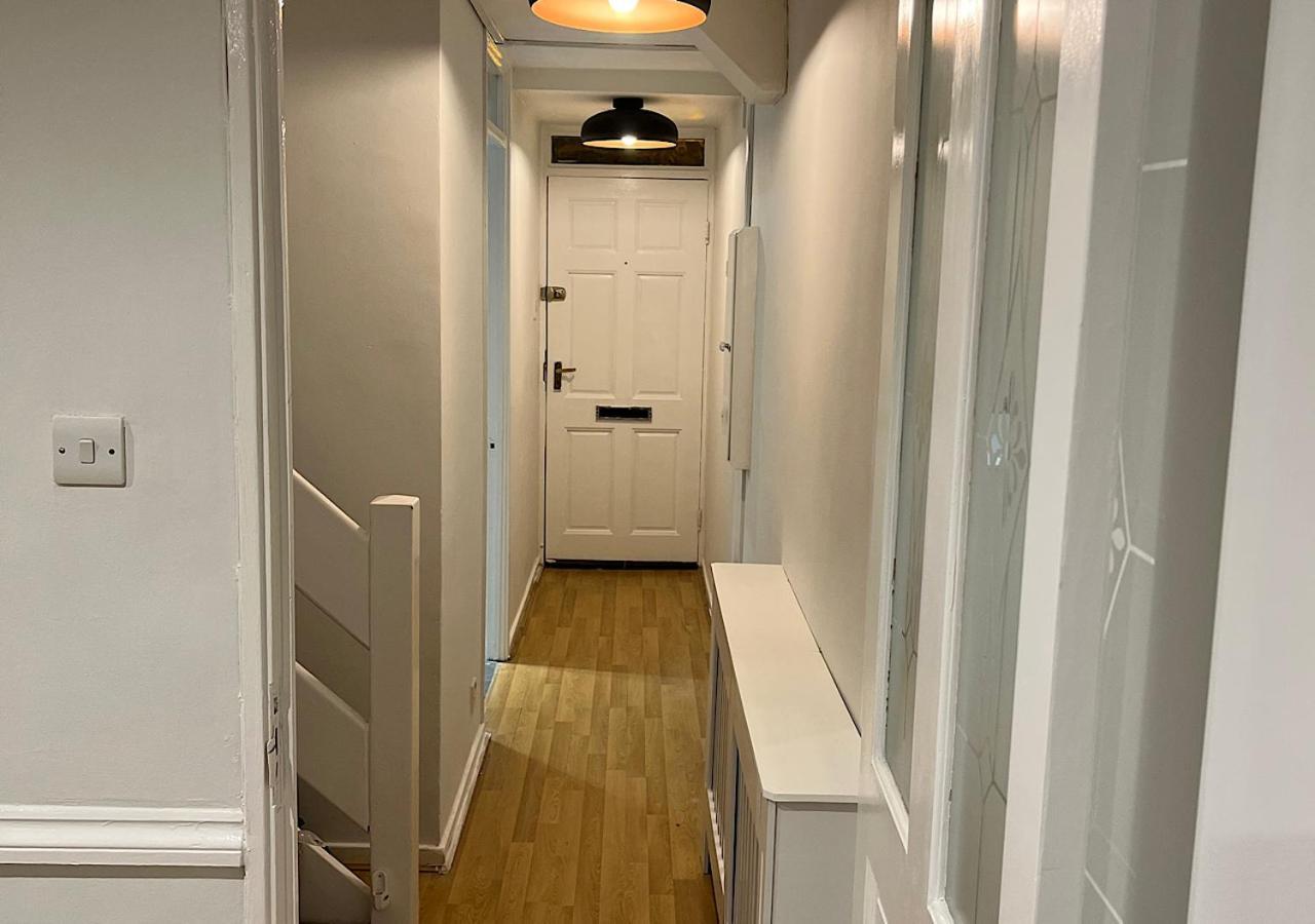 Lovely 2 Bedroom Apartment With Parking Space Londra Esterno foto