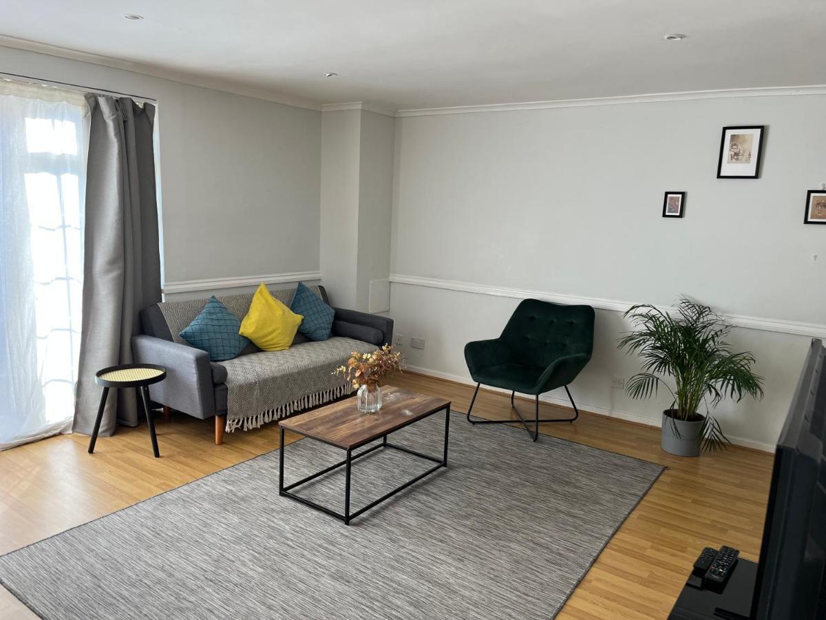 Lovely 2 Bedroom Apartment With Parking Space Londra Esterno foto