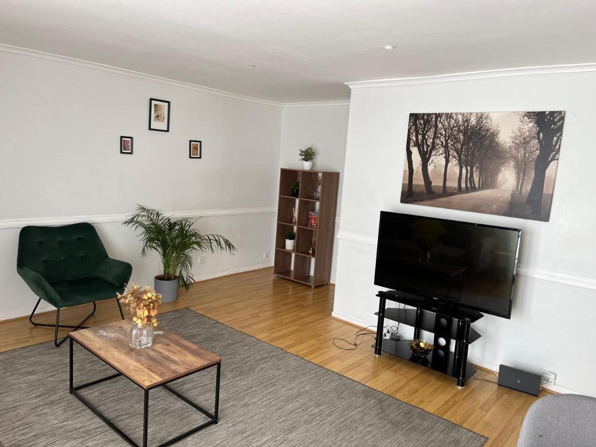 Lovely 2 Bedroom Apartment With Parking Space Londra Esterno foto